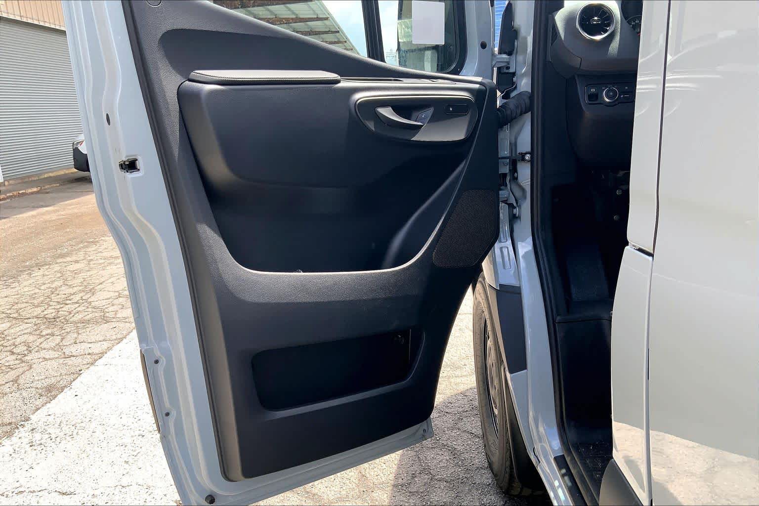 2026 Mercedes-Benz Sprinter 2500 Crew Standard Roof I4 Diesel 144 RWD