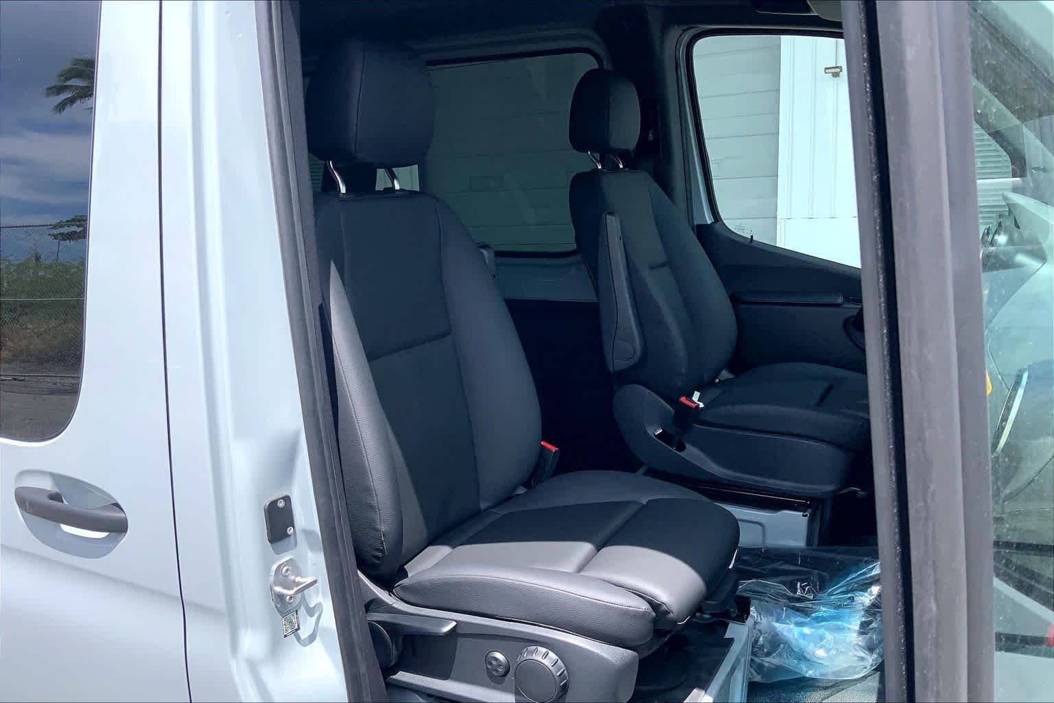 2026 Mercedes-Benz Sprinter 2500 Crew Standard Roof I4 Diesel 144 RWD
