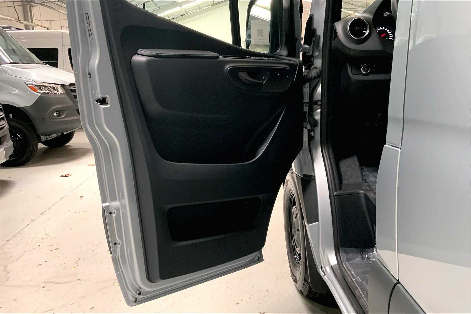 2025 Mercedes-Benz Sprinter Passenger Van 2500 Standard Roof I4 Diesel HO 144 RWD